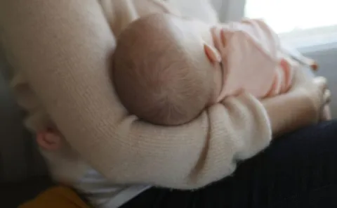 الرضاعة الطبيعية: دليل المبتدئات لكل ما يخص الأيام الأولى