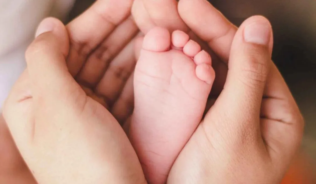 دليل العناية بالمولود في شهره الأول: الرضاعة، النوم، وتغيير الحفاضات